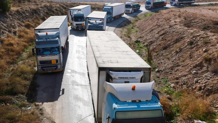 شاحنات وسيارات تنتظر العبور إلى سوريا عبر معبر جابر 19/12/2024 | المصدر: وكالة الأنباء الفرنسية