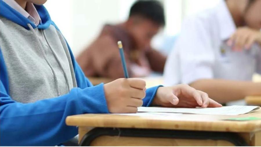 صورة تعبيرية لطلبة خلال امتحان