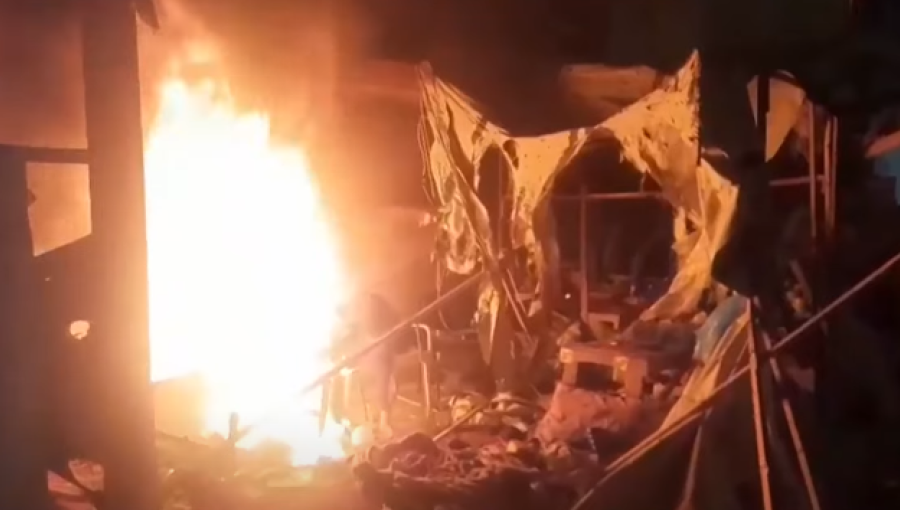 خيمة الصحفيين التي استهدفها الاحتلال في خانيونس خلال احتراقها خيمة الصحفيين التي استهدفها الاحتلال في خانيونس خلال احتراقها 7/4/2025 | المصدر: لقطة فيديو