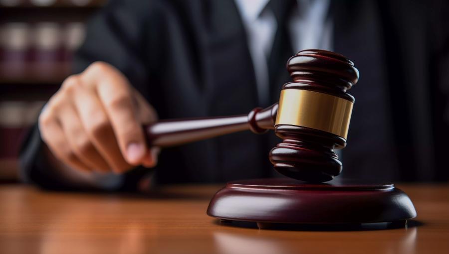 صورة مطرقة قاضي بالذكاء الاصطناعي | المصدر: freepik