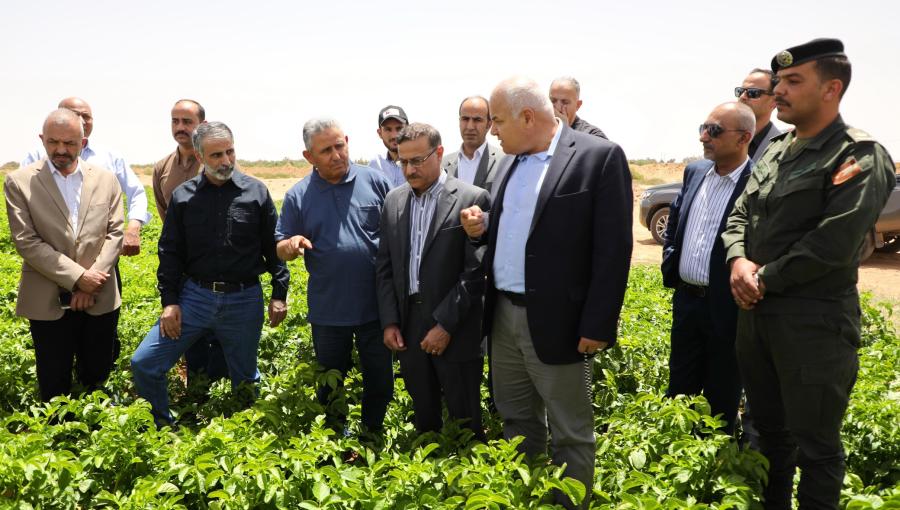 البكار والفلاحات يتفقدان مشروع المدورة الزراعي البكار والفلاحات يتفقدان مشروع المدورة الزراعي التابع لشركة الضمان للاستثمار والصناعات الزراعية 18/5/2025 | المصدر: صندوق استثمار أموال الضمان الاجتماعي