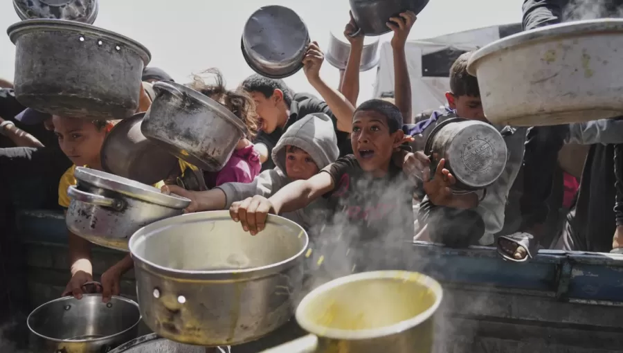 أطفال غزيون يحاولون الحصول على طعام في خانيونس أطفال غزيون يحاولون الحصول على طعام في خانيونس 3/5/2025 | المصدر: أسوشييتد برس