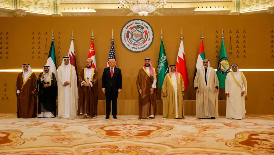 دونالد ترامب مع قادة دول مجلس التعاون الخليجي الرئيس الأمريكي دونالد ترامب مع قادة دول مجلس التعاون الخليجي في القمة الخليجية الأمريكية في الرياض 14/5/2025 | المصدر: وكالة الأنباء العمانية