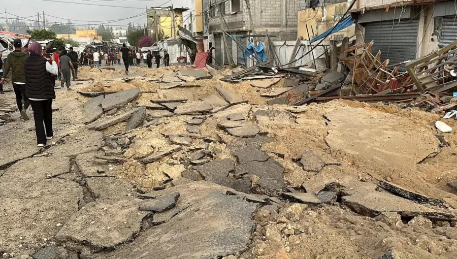 فلسطينيون يعاينون الدمار  الذي خلفته الغارات الإسرائيلية في خانيونس جنوبي غزة 13/5/2025 | المصدر: وكالة الأنباء الفرنسية