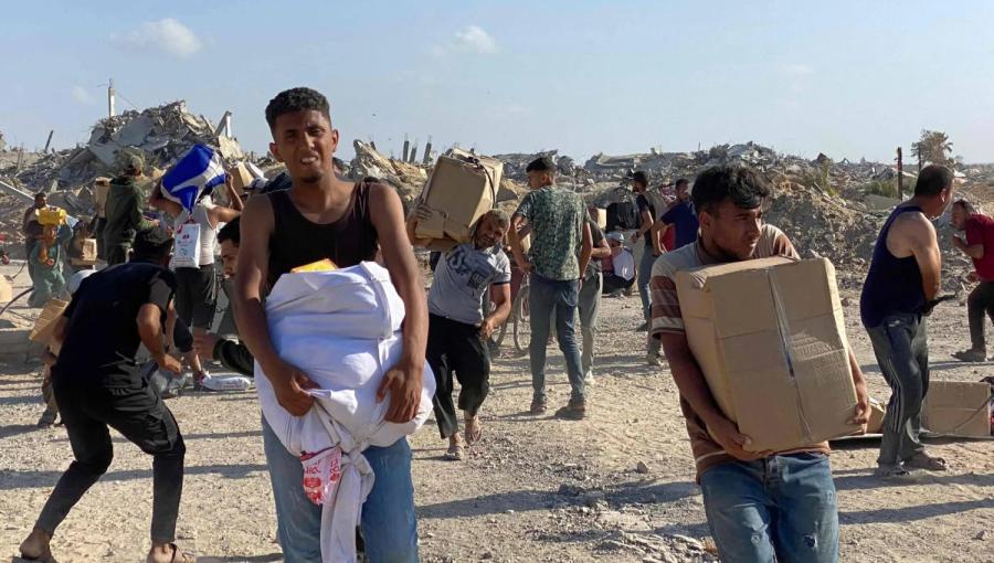 فلسطينيون يحملون مساعدات بالقرب من مركز توزيع مساعدات تديره «مؤسسة إغاثة غزة» المدعومة من واشنطن في رفح جنوب قطاع غزة فلسطينيون يحملون مساعدات بالقرب من مركز توزيع مساعدات تديره «مؤسسة إغاثة غزة» المدعومة من واشنطن في رفح جنوب قطاع غزة 27/5/2025 | المصدر: وكالة الأنباء الفرنسية