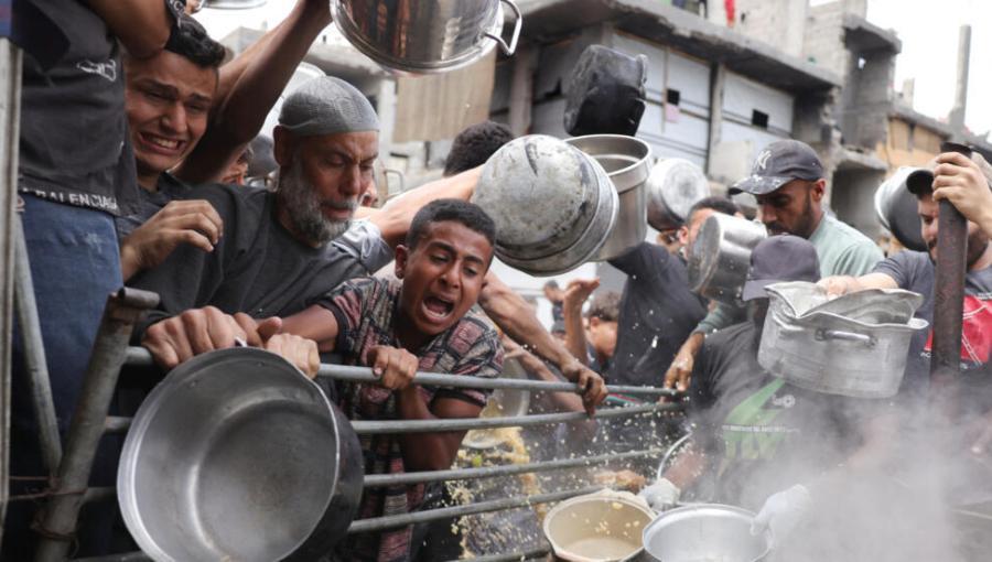 فلسطينيون يكافحون للحصول على الطعام أمام إحدى التكايا في بيت لاهيا فلسطينيون يكافحون للحصول على الطعام أمام إحدى التكايا في بيت لاهيا، شمال قطاع غزة 15/5/2025 | المصدر: وكالة الأنباء الفرنسية