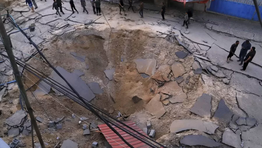 فلسطينيون يتفقدون موقع غارة جوية شنها الاحتلال على المستشفى الأوروبي في خانيونس 13/5/2025 | المصدر: أسوشييتد برس