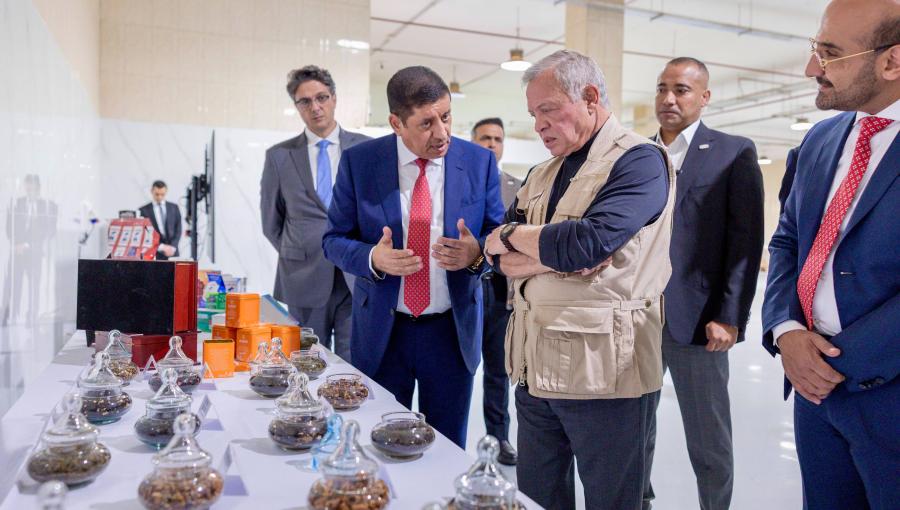 من زيارة الملك عبد الله الثاني لمصانع مجموعة الكبوس المنتجة للشاي والقهوة في الموقر 20/5/2025 | المصدر: الديوان الملكي الهاشمي