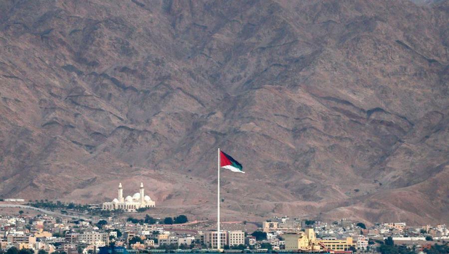 منظر عام من مدينة العقبة ويظهر علم الثورة العربية الكبرى على سارية منظر عام من مدينة العقبة ويظهر علم الثورة العربية الكبرى على سارية