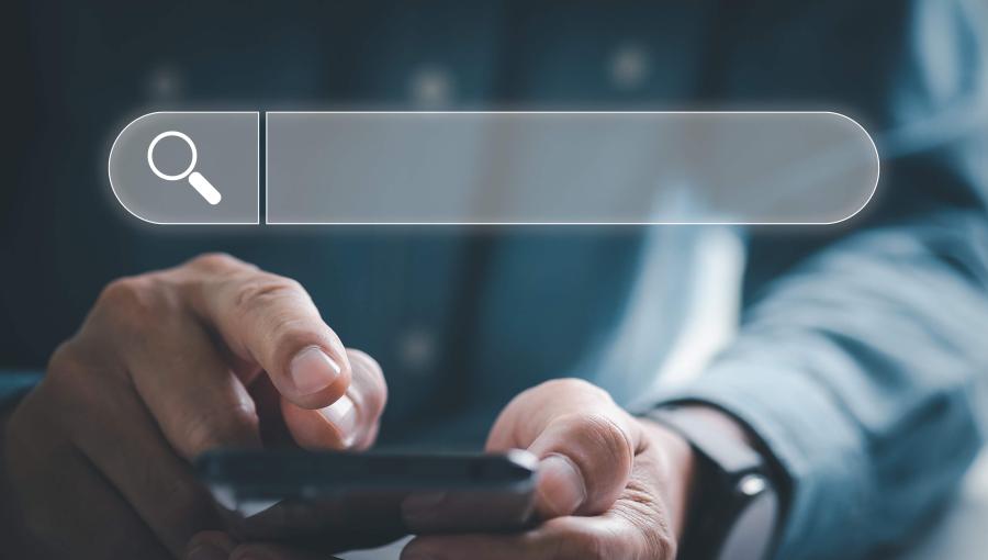 شخص يمسك هاتفه تعبيرية لشخص يمسك هاتفه | المصدر: freepik