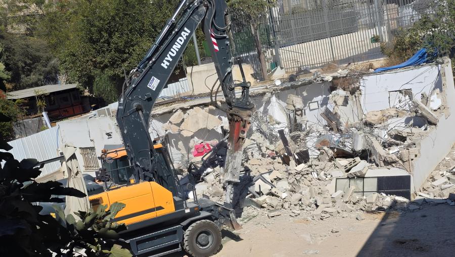 آليات الاحتلال تهدم منزلا في وقت سابق بالقدس المحتلة