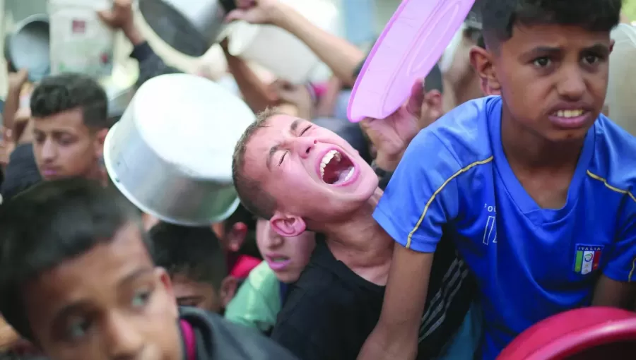 أطفال فلسطينيون ينتظرون الطعام عند نقطة توزيع في النصيرات وسط قطاع غزة أطفال فلسطينيون ينتظرون الطعام عند نقطة توزيع في النصيرات وسط قطاع غزة 11/6/2025 | المصدر: وكالة الأنباء الفرنسية