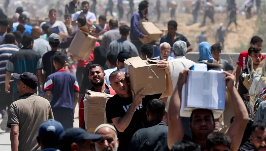 فلسطينيون يحملون مساعدات في وسط قطاع غزة فلسطينيون يحملون مساعدات في وسط قطاع غزة | المصدر: رويترز