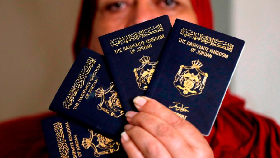 صورة تعبيرية | سيدة تحمل جوازات سفر أردنية صورة تعبيرية | سيدة تحمل جوازات سفر أردنية