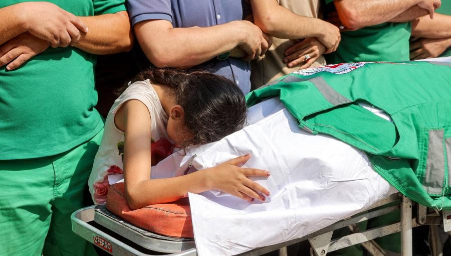 فتاة تودع أحد أقربائها الذي استشهد في غارة إسرائيلية على حي التفاح في حي الشيخ رضوان بمدينة غزة فتاة تودع أحد أقربائها الذي استشهد في غارة إسرائيلية على حي التفاح في حي الشيخ رضوان بمدينة غزة | المصدر: وكالة الأنباء الفرنسية