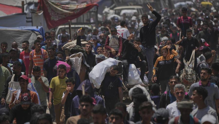 غزيون يقفون قرب نقطة لتوزيع المساعدات | المصدر: أسوشييتد برس