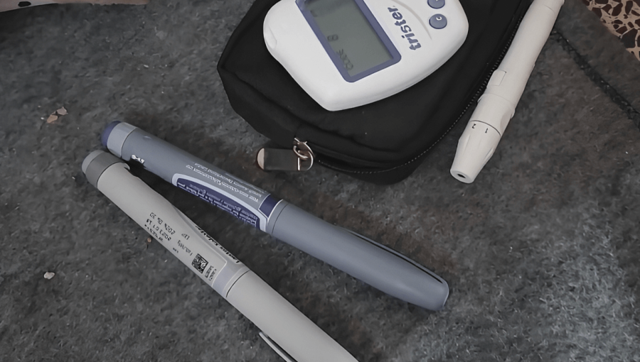 جهاز فحص سكري لأحد المرضى في غزة | المصدر: الجزيرة