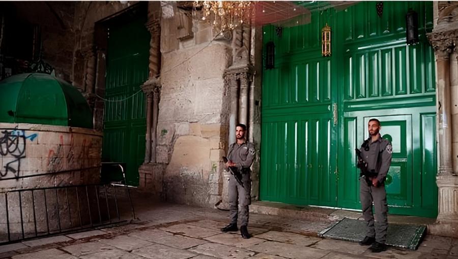جنديان من جيش الاحتلال يقفان أمام إحدى بوابات المسجد الأقصى بعد إغلاقها | أرشيفية