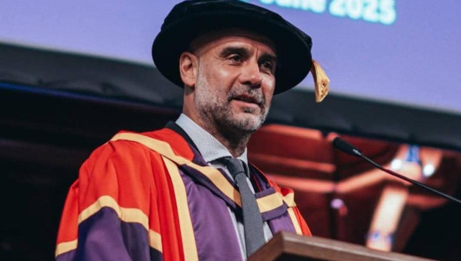 جوارديولا خلال منحه الدكتوراة الفخرية في جامعة مانشستر جوارديولا خلال منحه الدكتوراة الفخرية في جامعة مانشستر