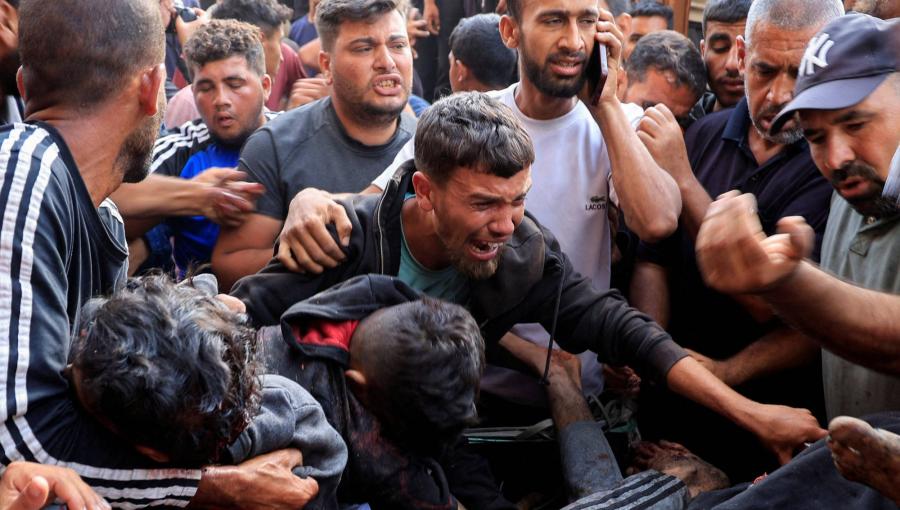 مصابون وشهداء بعد قصف الاحتلال لهم وهم ينتظرون مساعدات غذائية في خانيونس بجنوب قطاع غزة مصابون وشهداء بعد قصف الاحتلال لهم وهم ينتظرون مساعدات غذائية في خانيونس بجنوب قطاع غزة 17/6/2025 | المصدر: رويترز