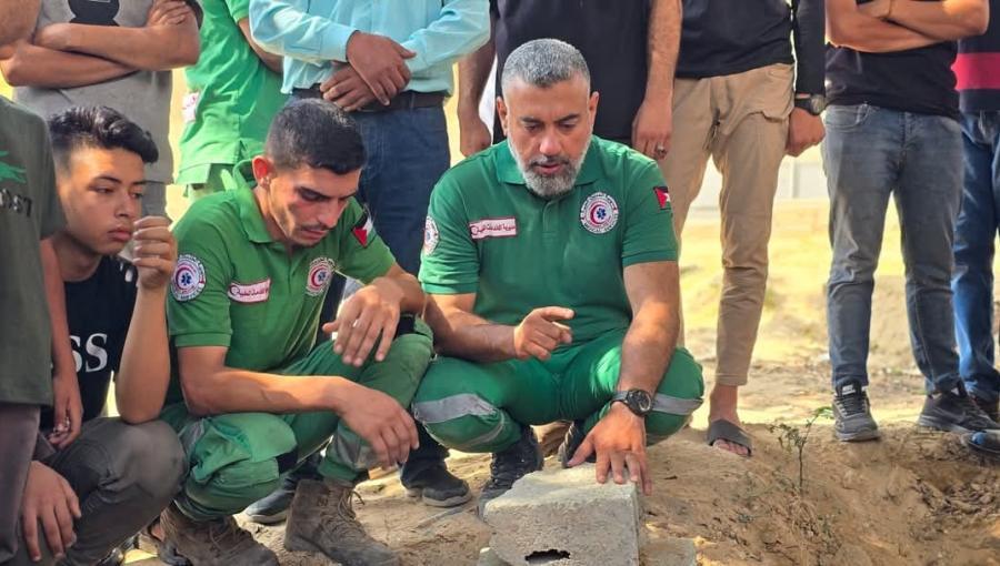 مسعفون غزيون يودعون زملاءهم الشهداء مسعفون غزيون يودعون زملاءهم الشهداء