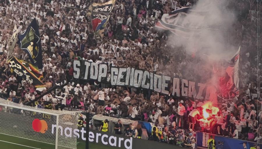 مشجعو نادي باريس سان جيرمان يرفعون لافتة تطالب بوقف الحرب الإسرائيلية على غزة