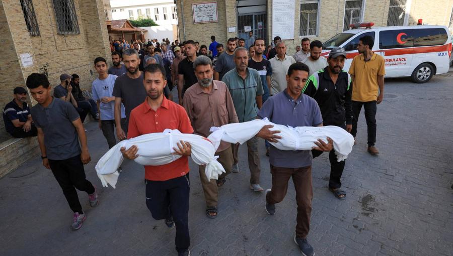 مشيعون يحملون جثامين أطفال فلسطينيين استشهدوا في غارة إسرائيلية على منزل في شمال غزة  | المصدر: رويترز