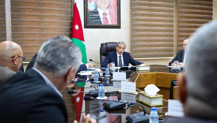 رئيس الوزراء جعفر حسان رئيس الوزراء جعفر حسان خلال زيارته إلى وزارة التربية والتعليم 1/6/2025 | المصدر: رئاسة الوزراء