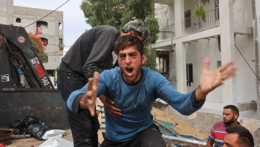 شاب فلسطيني استشهد أفراد من عائلته في غارات إسرائيلية على جباليا شمال غزة شاب فلسطيني استشهد أفراد من عائلته في غارات إسرائيلية على جباليا شمال غزة | المصدر: وكالة الأنباء الفرنسية