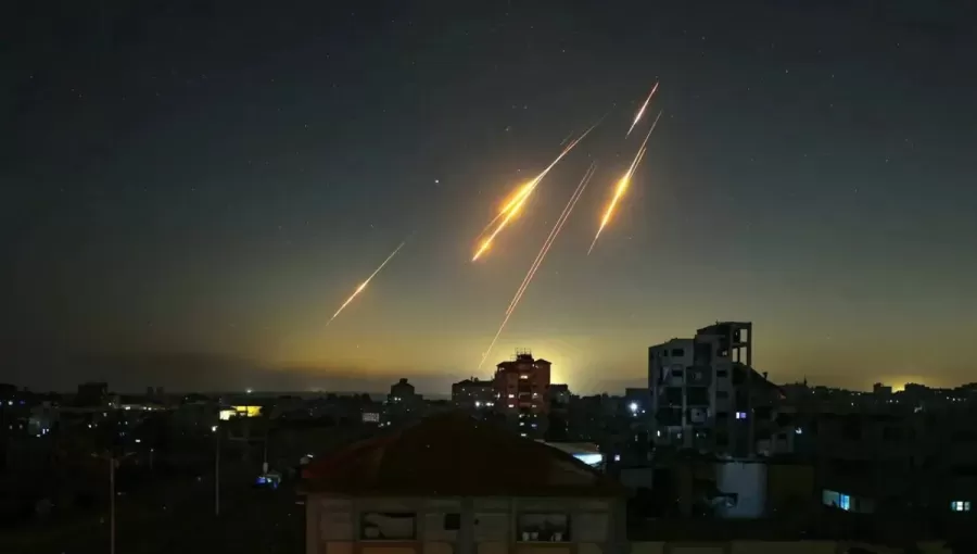 صواريخ دفاع جوي إسرائيلية تعترض صواريخ إيرانية فوق الأراضي اللبنانية | المصدر: المركزية
