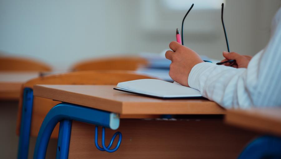 طالب في غرفة صفية | تعبيرية freepik