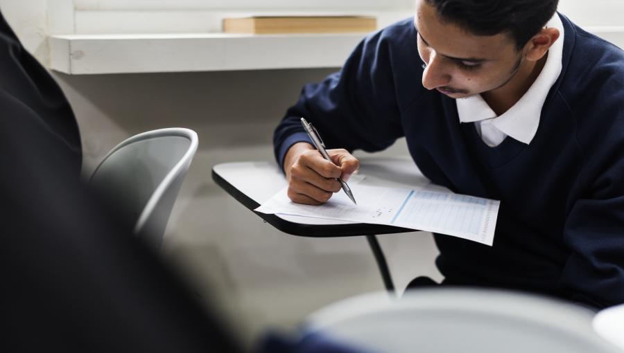 طالب خلال تقديم امتحان | تعبيرية Freepik