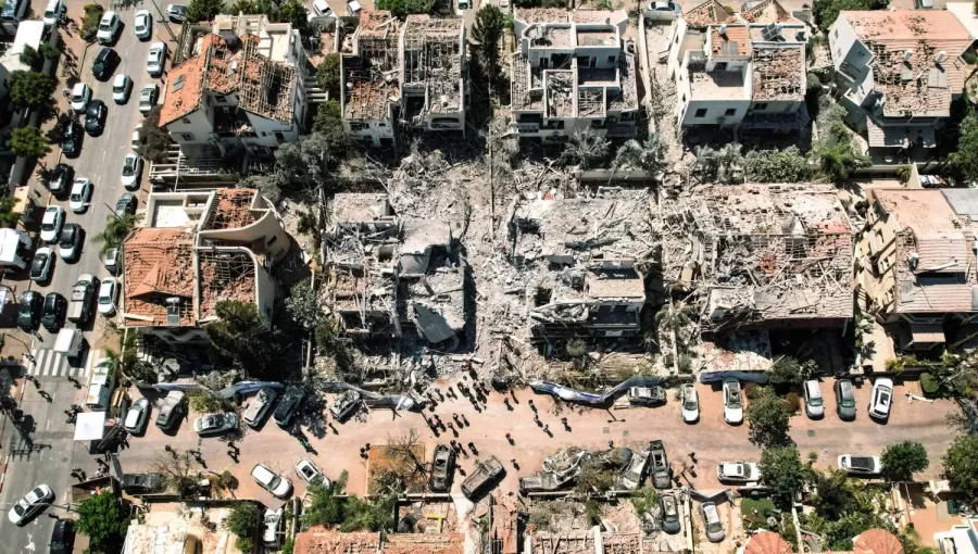 طائرة دون طيار تظهر الدمار الذي لحق بالمنازل السكنية في أعقاب هجوم صاروخي من إيران على إسرائيل 14/6/2025 | المصدر: رويترز