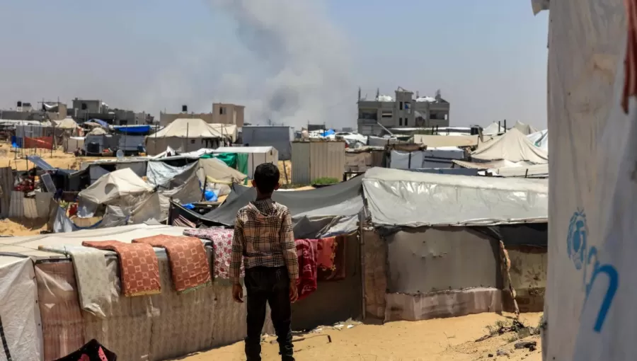 طفل فلسطيني ينظر إلى الدخان المتصاعد إثر قصف إسرائيلي على رفح طفل فلسطيني ينظر إلى الدخان المتصاعد إثر قصف إسرائيلي على رفح | المصدر: وكالة الأنباء الفرنسية