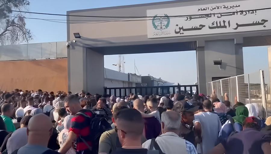 أزمة خانقة على جسر الملك حسين أزمة خانقة على جسر الملك حسين 13/7/2025 | المصدر: مواقع التواصل