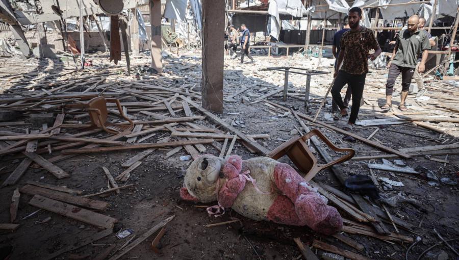 فلسطيني يتفقد الدمار الذي لحق بمقهى الباقة على شاطئ غزة بعد قصف إسرائيلي استهدفه | المصدر: وكالة الأنباء الألمانية