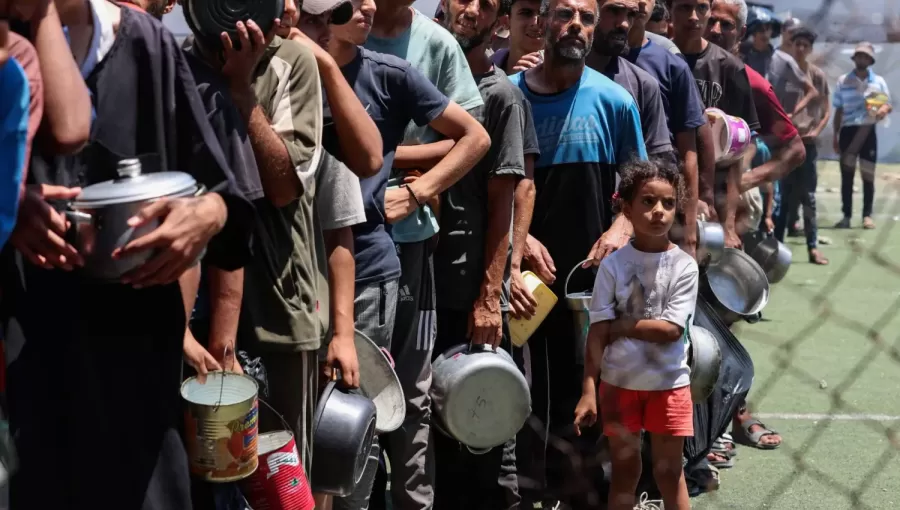فلسطينيون يقفون بانتظار الحصول على طعام في النصيرات بوسط قطاع غزة فلسطينيون يقفون بانتظار الحصول على طعام في النصيرات بوسط قطاع غزة | المصدر: رويترز