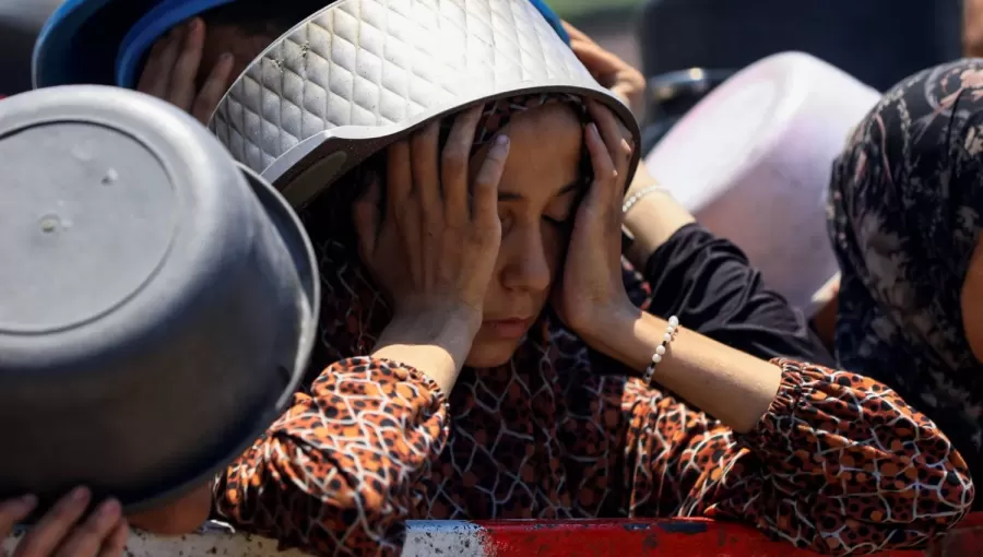فتاة فلسطينية تنتظر تسلم الطعام من مطبخ خيري في غزة فتاة فلسطينية تنتظر تسلم الطعام من مطبخ خيري في غزة | المصدر: رويترز