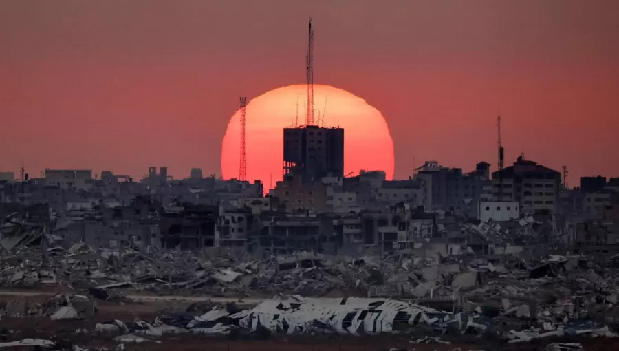 غروب الشمس خلف المباني المدمرة بقطاع غزة 1/7/2025 | المصدر: وكالة الأنباء الفرنسية