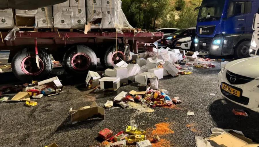 هجوم سابق لمستوطنين متطرفين على قافلة مساعدات قادمة من الأردن باتجاه غزة هجوم سابق لمستوطنين متطرفين على قافلة مساعدات قادمة من الأردن باتجاه غزة