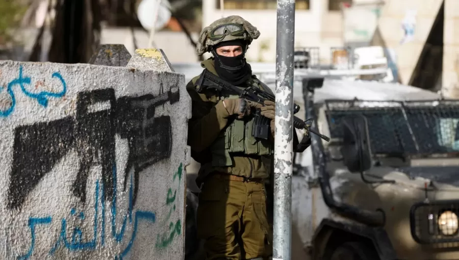 جندي من جيش الاحتلال أثناء مداهمة في رام الله بالضفة الغربية جندي من جيش الاحتلال أثناء مداهمة في رام الله بالضفة الغربية | أرشيفية رويترز