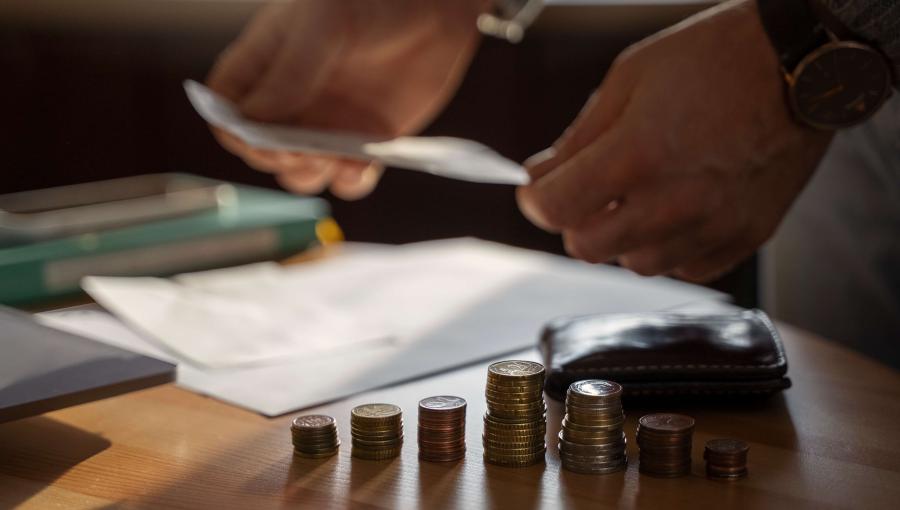 عملات معدنية وورقية عملات معدنية وورقية | تعبيرية freepik