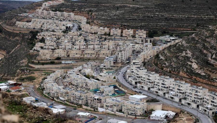مستوطنة جفعت زئيف المقامة على الطريق المؤدي إلى رام الله في الضفة الغربية المحتلة مستوطنة جفعت زئيف المقامة على الطريق المؤدي إلى رام الله في الضفة الغربية المحتلة