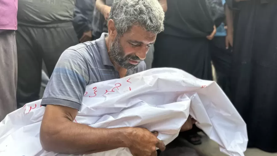 رجل يبكي أحد أقاربه بعد أن استشهد إثر غارة شنها الاحتلال على خيام النازحين رجل يبكي أحد أقاربه بعد أن استشهد إثر غارة شنها الاحتلال على خيام النازحين 12/7/2025 | المصدر: وكالة الأنباء الألمانية
