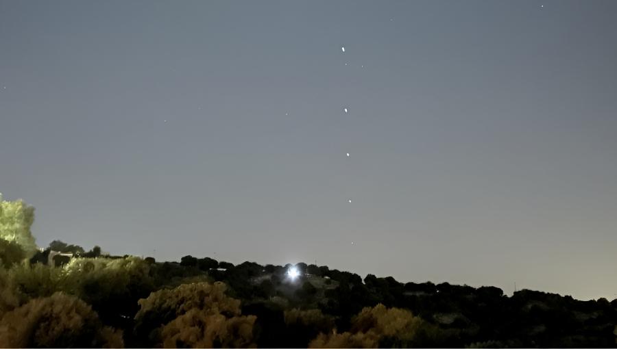 صورة تظهر أقمار ستارلينك تظهر بشكل نقاط في سماء المملكة 30/6/2025 | المصدر: حسنى