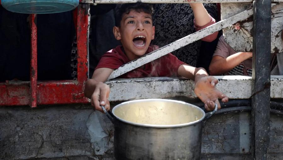 طفل فلسطيني يكافح من أجل الحصول على الطعام من إحدى التكيات في مدينة غزة طفل فلسطيني يكافح من أجل الحصول على الطعام من إحدى التكيات في مدينة غزة | المصدر: رويترز