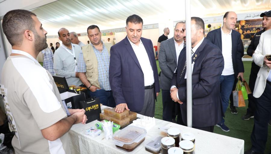 وزير الزراعة خالد الحنيفات خلال زيارة مهرجان العسل الأردني الأول وزير الزراعة خالد الحنيفات خلال زيارة مهرجان العسل الأردني الأول 5/7/2025 | المصدر: وزارة الزراعة