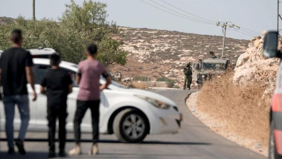 آلية لجيش الاحتلال تغلق أحد الطرق في الضفة الغربية آلية لجيش الاحتلال تغلق أحد الطرق في الضفة الغربية | المصدر: الأناضول