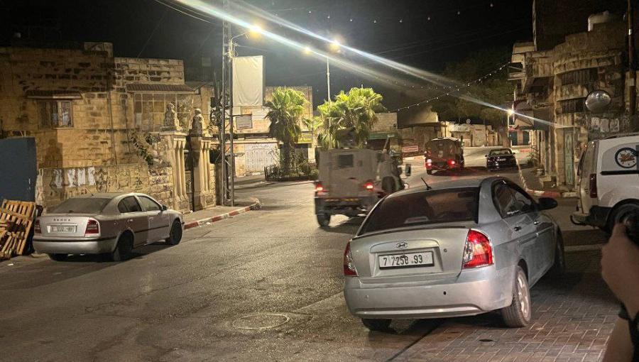 آلية للاحتلال خلال اقتحام بلدة عصيرة الشمالية في مدينة نابلس آلية للاحتلال خلال اقتحام بلدة عصيرة الشمالية في مدينة نابلس 17/8/2025 | المصدر: فلسطين بوست
