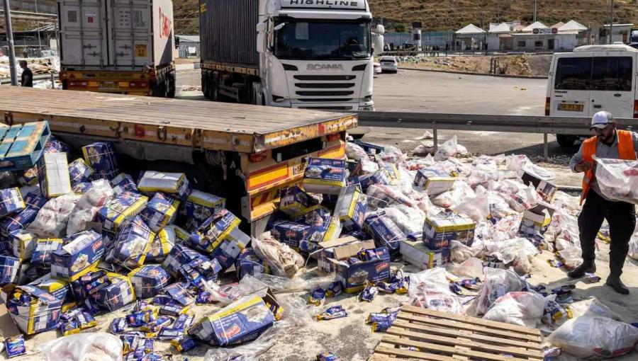 إحدى القوافل التي تم الاعتداء عليها وإتلاف حمولتها خلال توجهها إلى قطاع غزة في وقت سابق إحدى القوافل التي تم الاعتداء عليها وإتلاف حمولتها خلال توجهها إلى قطاع غزة في وقت سابق